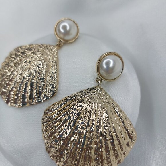 Shiny Gold Tone Shell Earrings Faux Pearl Post - Picture 6 of 8